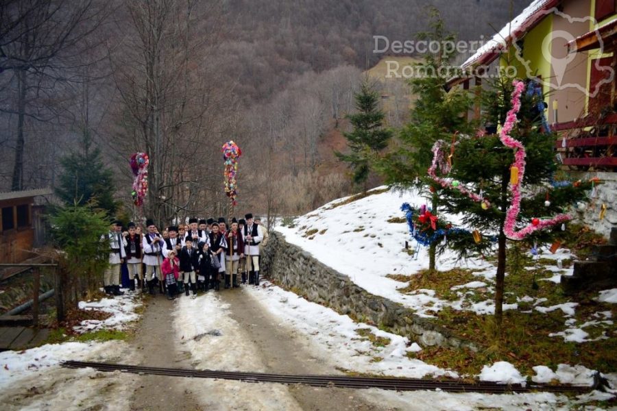 Tradiții-străvechi-de-Crăciun-printre-Crai-și-Pițărăi-10-900x600 Pârtiile de schi din Ținutul Secuiesc