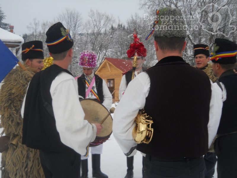 Tradiții-străvechi-de-Crăciun-printre-Crai-și-Pițărăi-3-800x600 Tradiții străvechi de Crăciun printre Crai și Pițărăi (3)